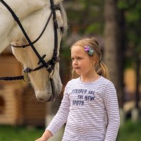 Девочка и лошадка :: Valeriy Nepluev
