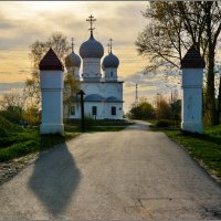 Белозерск. Майским вечером у входа в кремль :: Сергей Никитин