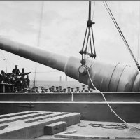 Armstrong 100-ton gun being lowered on board of the Italian transport ship Europa, United Kingdom, p :: Александр 