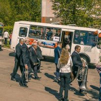 День Победы правнуки и внуки в мае празднуют по всей стране... :: Ирина Данилова