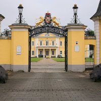 Домик с Окнами в Сад,там где ждёт меня Мама,Папа залпом Орудий встречает меня.   . :: Jakob Gardok