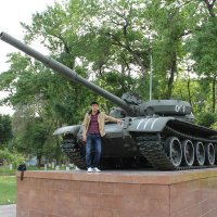 Ерболат перед танком :: Багдат Сайнанов