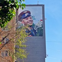 Портрет Гагарина на стене жилого дома. :: Лариса Вишневская
