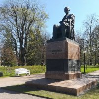 Памятник в парке Кадриорг :: veera v