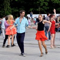 Танцы продолжаются и все желающие присоединяются! :: Татьяна Помогалова