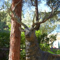 Парковая скульптура оленя в оливковой роще :: Валерий Новиков