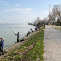 Рыбаки на набережной. :: Slav51T 