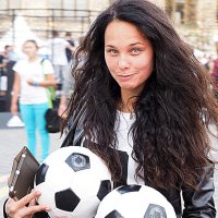 девушки и футбол любят :: Олег Лукьянов