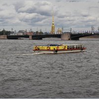 По Неве  Ариэль " парит ". :: Роланд Дубровский