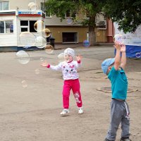 Мыльные пузыри — это состав из мыла, улыбок, радости, детского смеха и чувства, что ты счастлив! :) :: Андрей Заломленков