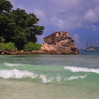 Волны Индийского океана на острове Ла Диг (Сейшелы) :: Евгений Печенин