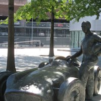 Памятник легендарному автогонщику Хуану Фанхио, г. Штутгарт Германия :: Tamara *