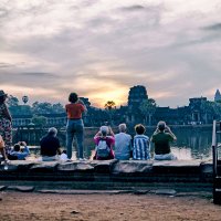 Туристы встречают восход Солнца над храмом Ангкор Ват :: Alex 