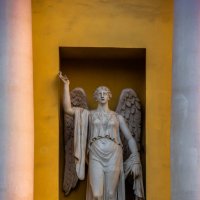Ангел на здании суда :: Olya Lanskaya