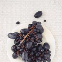 Черный виноград на белой тарелке :: Анастасия Кононенко