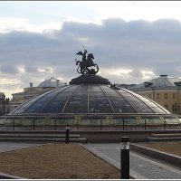 Стеклянный купол, увенчанный статуей святого Георгия, святого покровителя Москвы. :: Вера 