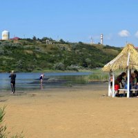 Грязевое озеро в станице Голубицкой  в ста метрах от берега Азовского моря :: Татьяна Смоляниченко