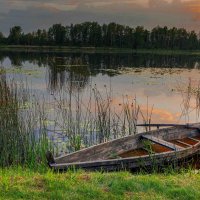 Одинокая лодка :: Gennadiy Karasev