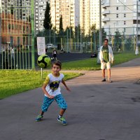 Папа и в футбол научит играть. :: Татьяна Помогалова