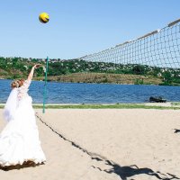 Невеста с мячом :: Евгения Ламтюгова