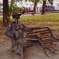 Скульптура "Незнакомки", присевшей на скамейку в Михайловском сквере, г. Минск Беларусь :: Tamara *