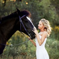 Девушка на прогулке с лошадью :: Alesya Baltynskaya