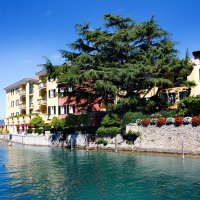 Вид на отель "Сирмионе" (Италия) :: Лира Цафф