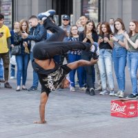 Танцы на улице* :: Александр Степовой 