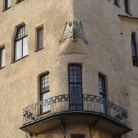 Ещё один балкон с орлом :: Елена Разумилова