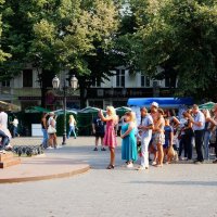 Очередь к стулу на Дерибасовской :: Сергей Беляев