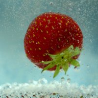strawberry under water :: Дмитрий Каминский