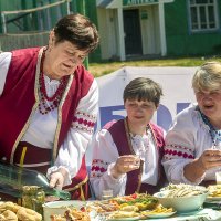 Доверяй, но проверяй сколько себе наливает :: Сергей Черных