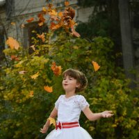 Как весело бросать листья! :: Yelena LUCHitskaya