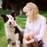 Девушка с собакой в Екатерининском саду :: Виктория Соболевская