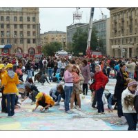 ДЕТИ РИСУЮТ  №2 (На праздниках Дня города  Волгограда) :: Юрий ГУКОВЪ