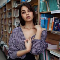 Красивая девушка в полосатой рубашке в библиотеке на фоне книг :: Lenar Abdrakhmanov