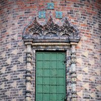 Окно и кованые ставни, декор фасада церкви Иоанна Предтечи в Ярославле :: Николай Белавин