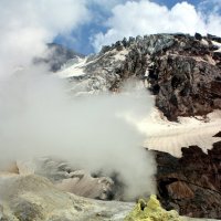 Фумаролы в кратере Мутновского вулкана :: Александр Белов