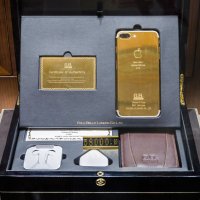 Золотой iPhone в бутике казино, Макао. :: Edward J.Berelet