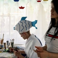 Юноша в шапке в форме рыбки рисует кошечку :: Svetlana Shalatonova
