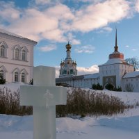 Возле ледяного креста и Крещенской проруби, на пруду в Толгском монастыре, 18 января 2019 :: Николай Белавин