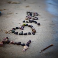 Надпись "I love you" на песке из камушков :: Антон Иванов