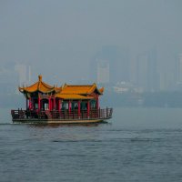 Можно путешествовать и на древнем китайском пароме; озеро Сиху (г.Гуанчжоу виден в тумане) :: Юрий Поляков