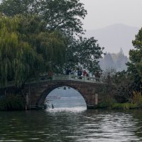 Проплываем мимо живописных старинных мостиков (Китай) :: Юрий Поляков