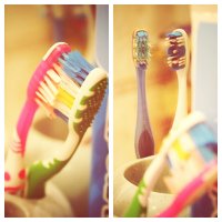 А чем занимаются ваши зубные щетки, пока вы спите? :: Ксения Зиборова