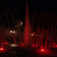 Один фонтан - шесть цветов. Красный... :: Yuliya Soloviova Соловьева