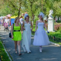 Невесты гуляют в парке :: Евгения Новикова