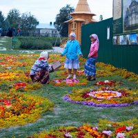 Перед крестным ходом. Украшение Богородичной канавки. :: Владимир Холодов