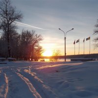 Молодой человек с бутылкой пива на фоне заката :: Фотогруппа Весна