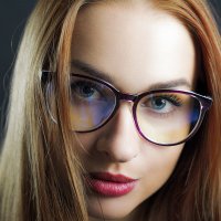 портрет девушки в очках :: Евгений Бурнаев
